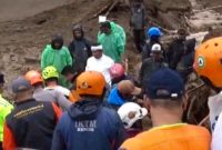 Gubernur Jabar Dedi Mulyadi alias KDM ikut terjun langsung dalam proses evakuasi korban longsor di Desa Pasirlangu, Kecamatan Cisarua, Kabupaten Bandung Barat, Sabtu (24/1/2026).(Foto: Dok.BPBD Jabar)