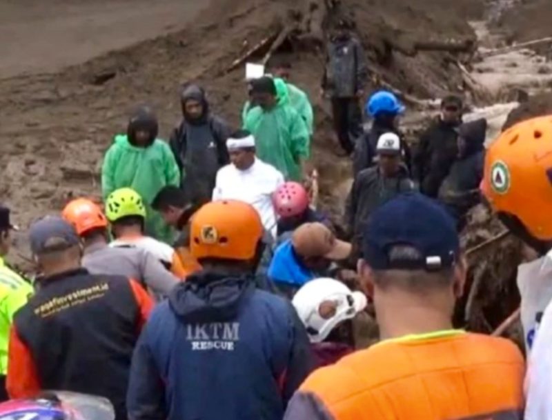 Gubernur Jabar Dedi Mulyadi alias KDM ikut terjun langsung dalam proses evakuasi korban longsor di Desa Pasirlangu, Kecamatan Cisarua, Kabupaten Bandung Barat, Sabtu (24/1/2026).(Foto: Dok.BPBD Jabar)