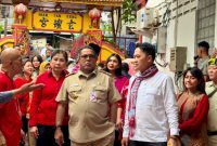 Wagub DKI Jakarta, Rano Karno (ketiga dari kiri) didampingi Anggota komisi A DPRD DKI Jakarta Fraksi PSI, Kevin Wu (ketiga dari kanan) saat meninjau kawasan Glodok, Jakarta Barat, Selasa (20/1/2026).(Foto: istimewa)