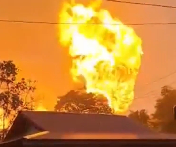 Pipa gas milik PT Trans Gas Indonesia (TGI) di Dusun Nibul, Desa Batu Ampar, Kecamatan Kemuning, Kabupaten Indragiri Hilir, Riau, meledak, pada Jumat (2/1/2026) sore.(Foto: Dok.X@weather)