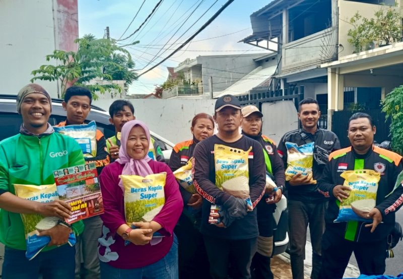 Pemred Media Sudut Pandang Umi Sjarifah (kedua dari kiri) bersama komunitas ojol 