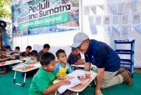Dirut PTPN IV PalmCo Jatmiko K Santosa Sekolah Alam Darurat bagi anak-anak penyintas banjir di Aceh Tamiang, Rabu (28/1/2026).(Foto: Dok.PTPN IV PalmCo)