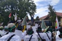 Para pekerja Perkebunan Nusantara yang tergabung dalam Serikat Pekerja Perkebunan Nusantara XII (SPBUN NXII) menggelar aksi damai di Kantor Pemkab Bondowoso, Jawa Timur, Selasa (6/1/2025).(Foto: istimewa)