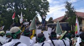 Para pekerja Perkebunan Nusantara yang tergabung dalam Serikat Pekerja Perkebunan Nusantara XII (SPBUN NXII) menggelar aksi damai di Kantor Pemkab Bondowoso, Jawa Timur, Selasa (6/1/2025).(Foto: istimewa)
