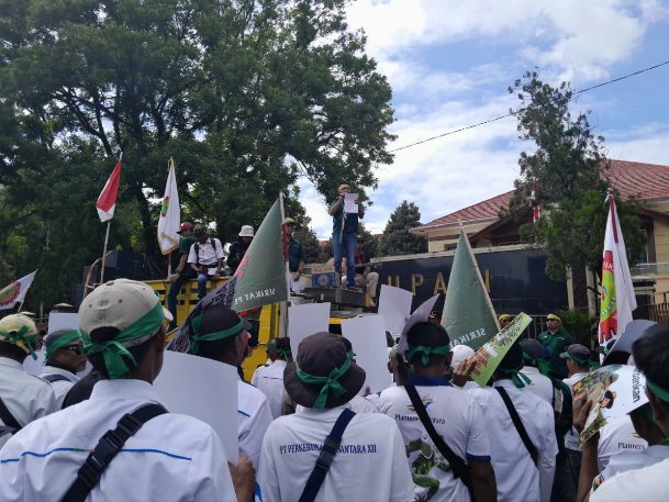 Gelar Aksi di Pemkab Bondowoso, Pekerja Perkebunan Nusantara Soroti Konflik Lahan Kopi Ijen
