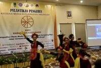 Pelajar SMK Indonesia Mas Cilamaya mempersembahkan Tarian Salaka Domas saat pembukaan pelantikan Pengurus AMKI Kabupaten Karawang, Rabu (7/1/2026).(Foto: istimewa)