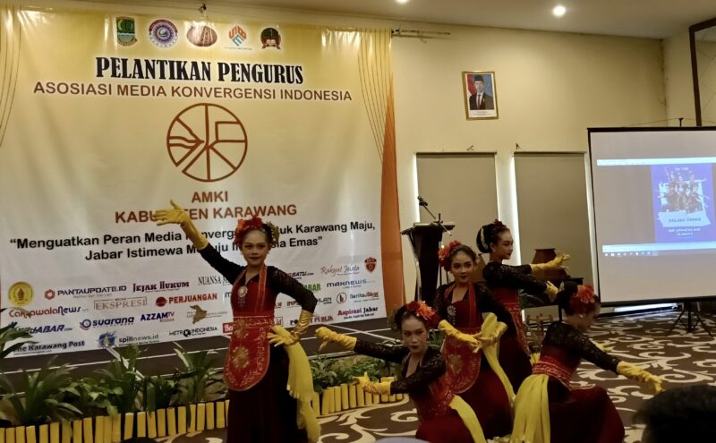 Pelajar SMK Indonesia Mas Cilamaya mempersembahkan Tarian Salaka Domas saat pembukaan pelantikan Pengurus AMKI Kabupaten Karawang, Rabu (7/1/2026).(Foto: istimewa)