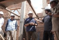 Direktur Utama PTPN IV PalmCo Jatmiko K. Santosa bersama Bupati Tapanuli Selatan Gus Irawan Pasaribu dan Founder BenihBaik.com, Andi F. Noya, meninjau langsung progres pembangunan huntap di Batangtoru.(Foto: Dok. PTPN IV PalmCo)