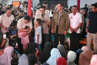 Presiden Prabowo Subianto menghabiskan malam Tahun Baru 2026 bersama warga terdampak bencana di Desa Batu Hula, Kecamatan Batang Toru, Kabupaten Tapanuli Selatan, Sumatera Utara, Rabu (31/12/2025). (Foto: Dok BPMI Setpres)