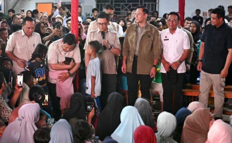 Presiden Prabowo Subianto menghabiskan malam Tahun Baru 2026 bersama warga terdampak bencana di Desa Batu Hula, Kecamatan Batang Toru, Kabupaten Tapanuli Selatan, Sumatera Utara, Rabu (31/12/2025). (Foto: Dok BPMI Setpres)