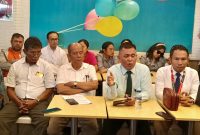 Ramses Kartago (kedua dari kanan) bersama tim kuasa hukum RS saat konferensi pers di Kota Bekasi, Kamis (15/1/2025). (Foto: Istimewa)