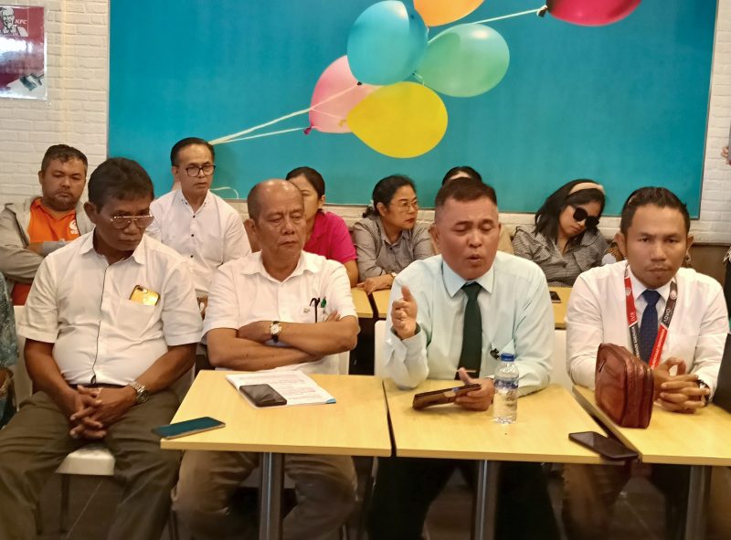 Ramses Kartago (kedua dari kanan) bersama tim kuasa hukum RS saat konferensi pers di Kota Bekasi, Kamis (15/1/2025). (Foto: Istimewa)
