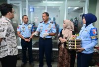 SPPG Lanud Husein Sastranegara Cimahi Tengah 04 mulai beroperasi dengan menyalurkan sekitar 1.600 porsi makanan kepada penerima manfaat di wilayah Kota Cimahi, Rabu (21/1/2026).(Foto: Dok.Lanud Husein Sastranegara)