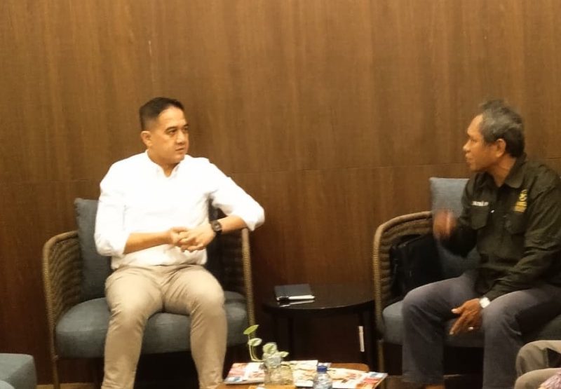 Ketua AMKI Jakarta, Heryanto (kanan) saat audiensi dengan Dirut Smesco Indonesia, Doddy Akhmadsyah Matondang (kiri) di Gedung Smesco, Jakarta, Senin (26/1/2026).(Foto:Humas AMKI Jakarta)