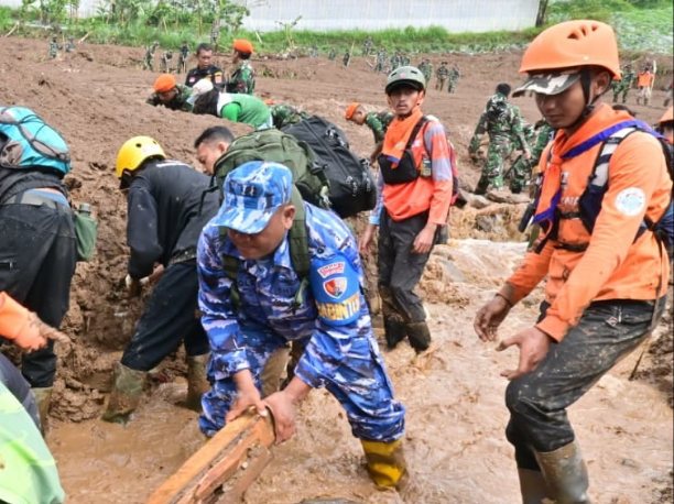 Gerak Cepat TNI AU, Personel Lanud Husein Sastranegara Diterjunkan ke Lokasi Longsor Bandung Barat