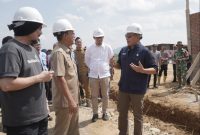Bupati Tapanuli Selatan Gus Irawan Pasaribu bersama founder benihbaik.com Andy F Noya saat meninjau pembangunan hunian tetap dan hunian sementara bagi warga serta pengelolaan Pondok Trauma Healing dilahan PTPN Batang Toru, Tapanuli Selatan, Sumatera Utara (Sumut), Selasa (27/1/2026).(Foto: Dok. PTPN)