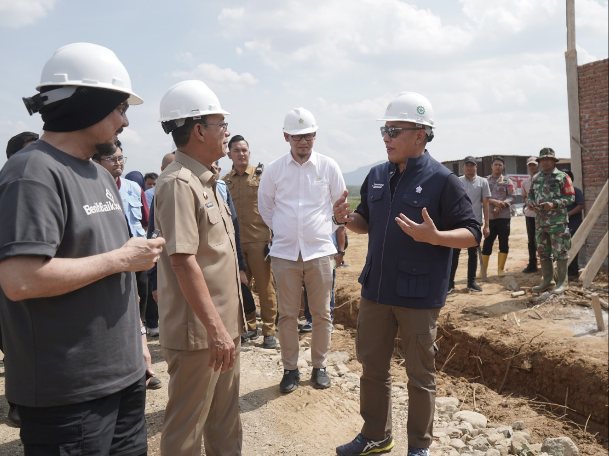 Bupati Tapanuli Selatan Gus Irawan Pasaribu bersama founder benihbaik.com Andy F Noya saat meninjau pembangunan hunian tetap dan hunian sementara bagi warga serta pengelolaan Pondok Trauma Healing dilahan PTPN Batang Toru, Tapanuli Selatan, Sumatera Utara (Sumut), Selasa (27/1/2026).(Foto: Dok. PTPN)