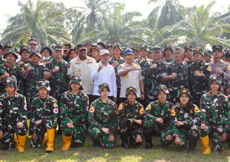Mendagri Muhammad Tito Karnavian yang juga Ketua Satgas Percepatan Rehabilitasi dan Rekonstruksi Pascabencana Sumatera, Tito Karnavian melepas taruna yang ditugaskan membantu percepatan penanganan pascabencana di Kabupaten Aceh Tamiang.(Foto: Dok. Kemendagri)