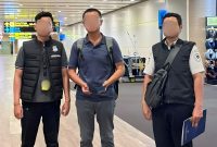 Kantor Imigrasi Ngurah Rai, mendeportasi WNA asal Korea Selatan berinisial CHK melalui Bandara Internasional I Gusti Ngurah Rai, Senin (26/1/2026) malam.(Foto:Humas Kanim Ngurah Rai)