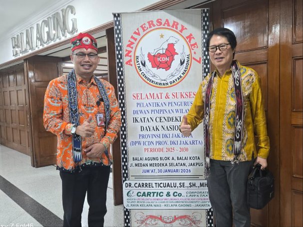 Ketua DPW Ikatan Cendekiawan Dayak Nasional (ICDN) Provinsi DKI Jakarta Periode 2025-2030, Benny Matriksa, S.T., M.M. (kiri) bersama Anggota Dewan Pembina DPW ICDN Provinsi DKI Jakarta, Dr. Carrel Ticualu, S.E., S.H., M.H.(kanan) di Balai Agung Balai Kota Jakarta, Jumat (30/1/2026).(Foto: istimewa)
