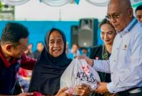 Ketua Umum PWI Pusat Akhmad Munir (kanan) saat menyerahkan paket sembako kepada warga pra sejahtera di Provinsi Banten dalam rangka peringatan HPN 2026.(Foto: Dok. PWI Pusat)