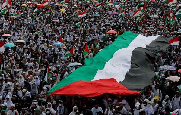 Arsip: Massa Aksi Bela Palestina di Monas, Jakarta, Senin (6/11/2023)/(Foto: Dok. Reuters) 