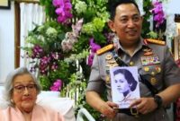 Kapolri Jenderal Pol. Listyo Sigit Prabowo saat menghadiri acara perayaan HUT ke-100 istri Kapolri Jenderal (Purn) Hoegeng Iman Santoso, Meriyati Roeslani atau Meriyati Hoegeng di Depok, Jawa Barat, Senin (23/6/2025). (Foto: Dok. Divhumas Polri)