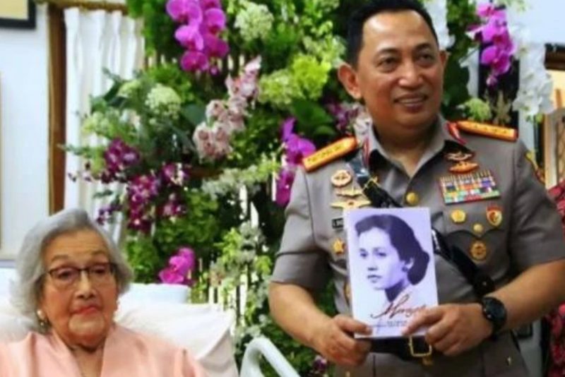 Kapolri Jenderal Pol. Listyo Sigit Prabowo saat menghadiri acara perayaan HUT ke-100 istri Kapolri Jenderal (Purn) Hoegeng Iman Santoso, Meriyati Roeslani atau Meriyati Hoegeng di Depok, Jawa Barat, Senin (23/6/2025). (Foto: Dok. Divhumas Polri)