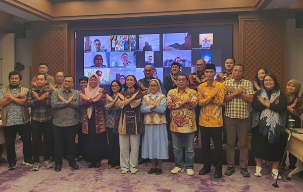 Ketua Umum JarNas Anti-TPPO, Rahayu Saraswati Djojohadikusumo, bersama jajaran pengurus dan perwakilan kementerian serta lembaga saat rilis Catatan Akhir Tahun (CATAHU) 2025 di Rumah Yayasan, Jakarta, Kamis (12/2/2026).(Foto: Dok. JarNas-TPPO)