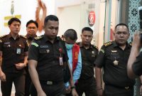 Kejati Sumsel menetapkan tiga tersangka dugaan korupsi distribusi semen PT KMM periode 2018- 2022, Senin (9/2/2026), satu orang tersangka ditahan di Rutan Palembang.(Foto: Dok. Penkum Kejati Sumsel)