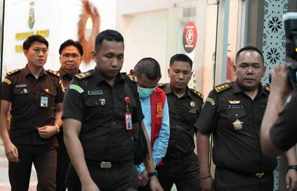 Kejati Sumsel menetapkan tiga tersangka dugaan korupsi distribusi semen PT KMM periode 2018- 2022, Senin (9/2/2026), satu orang tersangka ditahan di Rutan Palembang.(Foto: Dok. Penkum Kejati Sumsel)