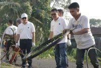 PTPN IV PalmCo menggelar kerja bakti serentak di berbagai unit kerja, termasuk kantor regional di Medan, Sumatera Utara.(Foto: Dok. Humas PTPN IV PalmCo)