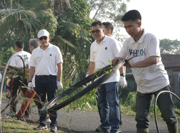 PTPN IV PalmCo menggelar kerja bakti serentak di berbagai unit kerja, termasuk kantor regional di Medan, Sumatera Utara.(Foto: Dok. Humas PTPN IV PalmCo)