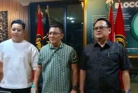 Ketua Umum Prabu Satu Nasional (PSN) Tengku Muhammad Raju (tengah) didampingi Sekretaris Jenderal PSN Muharrir Kurnia Ridha (kiri) dan Ketua LBH PSN Tonizal (kanan) saat konferensi pers di Sekretariat PSN, Duren Sawit, Jakarta Timur, Selasa (24/2/2026). (Foto: Fadli/Mercinews.com)