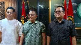 Ketua Umum Prabu Satu Nasional (PSN) Tengku Muhammad Raju (tengah) didampingi Sekretaris Jenderal PSN Muharrir Kurnia Ridha (kiri) dan Ketua LBH PSN Tonizal (kanan) saat konferensi pers di Sekretariat PSN, Duren Sawit, Jakarta Timur, Selasa (24/2/2026). (Foto: Fadli/Mercinews.com)