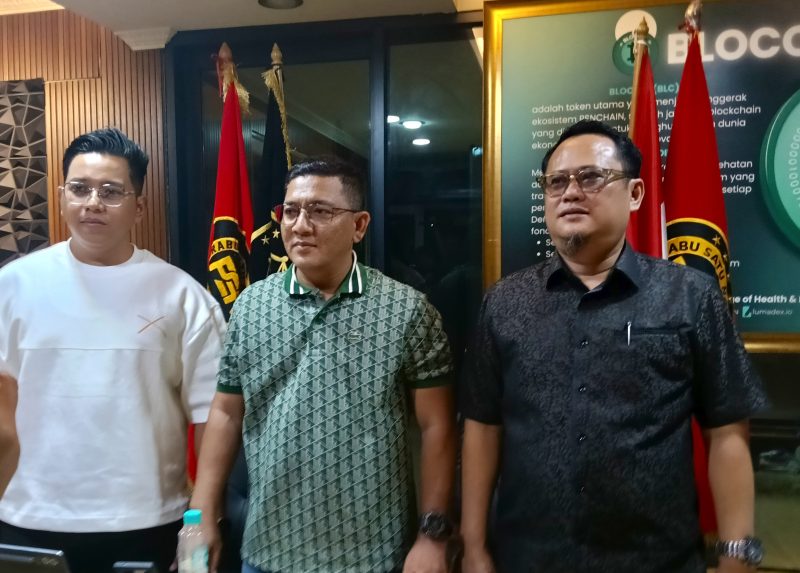 Ketua Umum Prabu Satu Nasional (PSN) Tengku Muhammad Raju (tengah) didampingi Sekretaris Jenderal PSN Muharrir Kurnia Ridha (kiri) dan Ketua LBH PSN Tonizal (kanan) saat konferensi pers di Sekretariat PSN, Duren Sawit, Jakarta Timur, Selasa (24/2/2026). (Foto: Fadli/Mercinews.com)