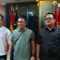 Ketua Umum Prabu Satu Nasional (PSN) Tengku Muhammad Raju (tengah) didampingi Sekretaris Jenderal PSN Muharrir Kurnia Ridha (kiri) dan Ketua LBH PSN Tonizal (kanan) saat konferensi pers di Sekretariat PSN, Duren Sawit, Jakarta Timur, Selasa (24/2/2026). (Foto: Fadli/Mercinews.com)
