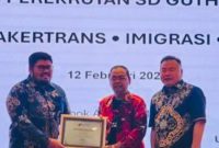 PT Cipta Rezeki Utama meraih penghargaan sebagai perusahaan penempatan Pekerja Migran Indonesia (PMI) dengan skema zero cost terbaik di NTB dari SD Guthrie.(Foto: istimewa)