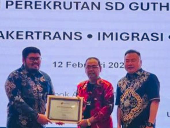 PT Cipta Rezeki Utama meraih penghargaan sebagai perusahaan penempatan Pekerja Migran Indonesia (PMI) dengan skema zero cost terbaik di NTB dari SD Guthrie.(Foto: istimewa)