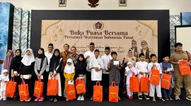 Pengurus Pusat bersama anak yatim-piatu saat buka puasa bersama di Hall Dewan Pers Jakarta Pusat, Senin (23/2/2026).(Foto: Dok. PWI Pusat 