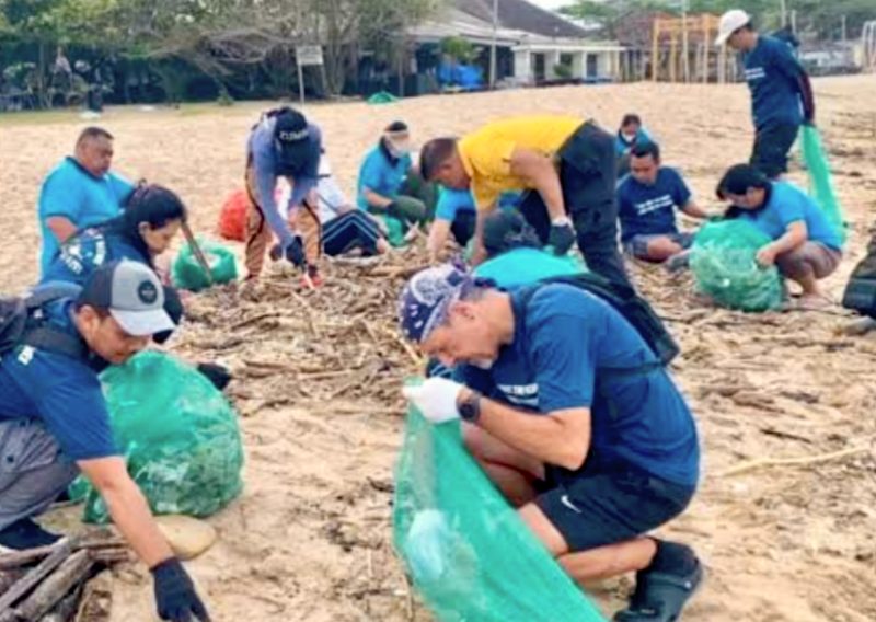 Peringati Hari Peduli Sampah Nasional (HPSN) 2026, Sabtu (21/2/2026), Sungai Watch bersama warga Desa Adat Kedonganan menggelar aksi bersih-bersih Pantai Kedonganan.(Foto: istimewa)
