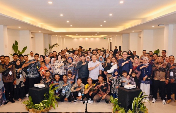 Direktur Utama PTPN IV Jatmiko K. Santosa bersama 32 pemanen terbaik PTPN IV PalmCo, Sub Holding PTPN III (Persero), menerima penghargaan dalam program Journey of Excellence yang digelar di Yogyakarta, pada akhir Januari 2026 lalu.(Foto: Dok. PTPN IV PalmCo)