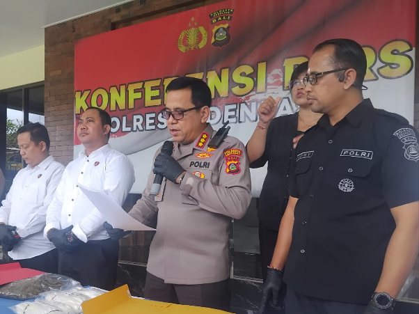 Kapolresta Denpasar Kombes Pol Leonardo D Simatupang, saat menyampaikan keterangan pers terkait pengungkapan kasus narkotika di Mapolresta Denpasar, Rabu (25/2/2026).(Foto: RD/Mercinews.com)