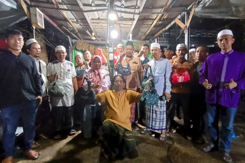 Pemred Media Sudut Pandang Umi Sjarifah bersama para pengendara ojol komunitas Kodok Ijo, Klender, Duren Sawit, Jakarta Timur, Sabtu (14/2/2026).(Foto: istmewa)