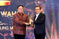 Riza Awaluddin (kiri), Direktur Operasional PT Indonesia Digital Pos, perusahaan yang menaungi INDOPOSCO, menyerahkan penghargaan kepada Dwi Budi Martono (kanan), Staf Ahli Bidang Teknologi Informasi Kementerian ATR/BPN, yang mewakili Menteri ATR/Kepala BPN Nusron Wahid, di Jakarta, Selasa (3/2/2026). (Foto: Istimewa)