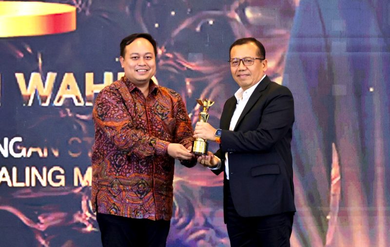 Riza Awaluddin (kiri), Direktur Operasional PT Indonesia Digital Pos, perusahaan yang menaungi INDOPOSCO, menyerahkan penghargaan kepada Dwi Budi Martono (kanan), Staf Ahli Bidang Teknologi Informasi Kementerian ATR/BPN, yang mewakili Menteri ATR/Kepala BPN Nusron Wahid, di Jakarta, Selasa (3/2/2026). (Foto: Istimewa)