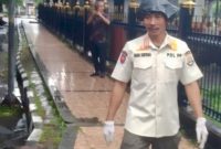 Kasatpol PP Banten Nana Suryana saat aksi bersih-bersih.(Foto: Istimewa)