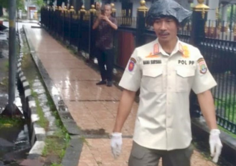 Kasatpol PP Banten Nana Suryana saat aksi bersih-bersih.(Foto: Istimewa)