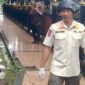 Kasatpol PP Banten Nana Suryana saat aksi bersih-bersih.(Foto: Istimewa)