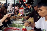 Pedagang takjil di Benhil Jakarta Pusat, Sabtu (28/2/2026) sore sedang melayani para pembeli. (Foto: Firman/Mercinews.com)